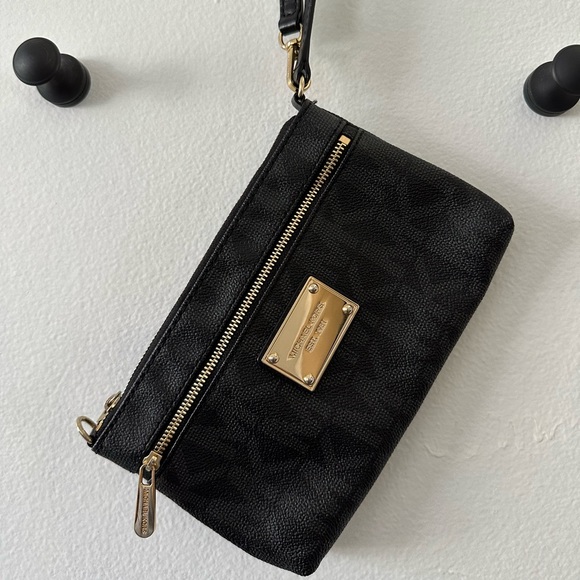 (MICHAEL KORS) Monogram wristlet/mini purse - Picture 2 of 5